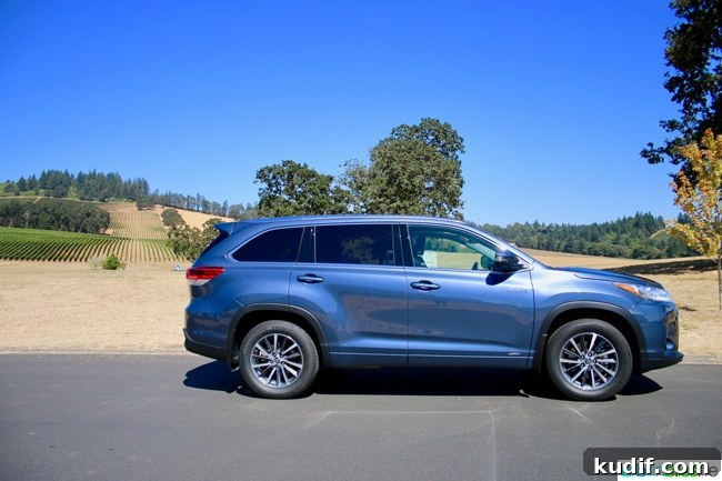2017 Toyota Highlander Hybrid Review, Specs & Buying Guide 9 2017 Toyota Highlander Hybrid on UrbanBlissLife.com