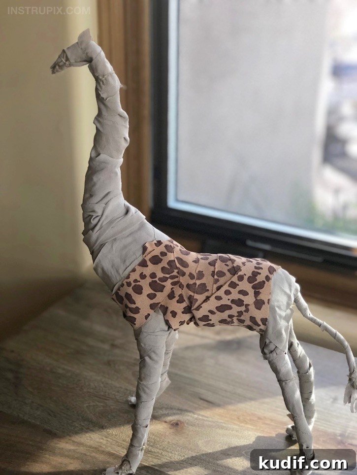 Fabric-Wrapped Wire Animal Crafts: No-Sew Tutorial and Ideas 6 No-Sew Fabric Wrapped Wire Animals - Looking for easy DIY projects for the home? These simple but cute wire animals are perfect for kids, teens and adults to try! This no sew craft can be completely customized to your own taste. Great for beginners or experienced craftsters! It's cheap, fun and super easy. #instrupix #crafts #projects