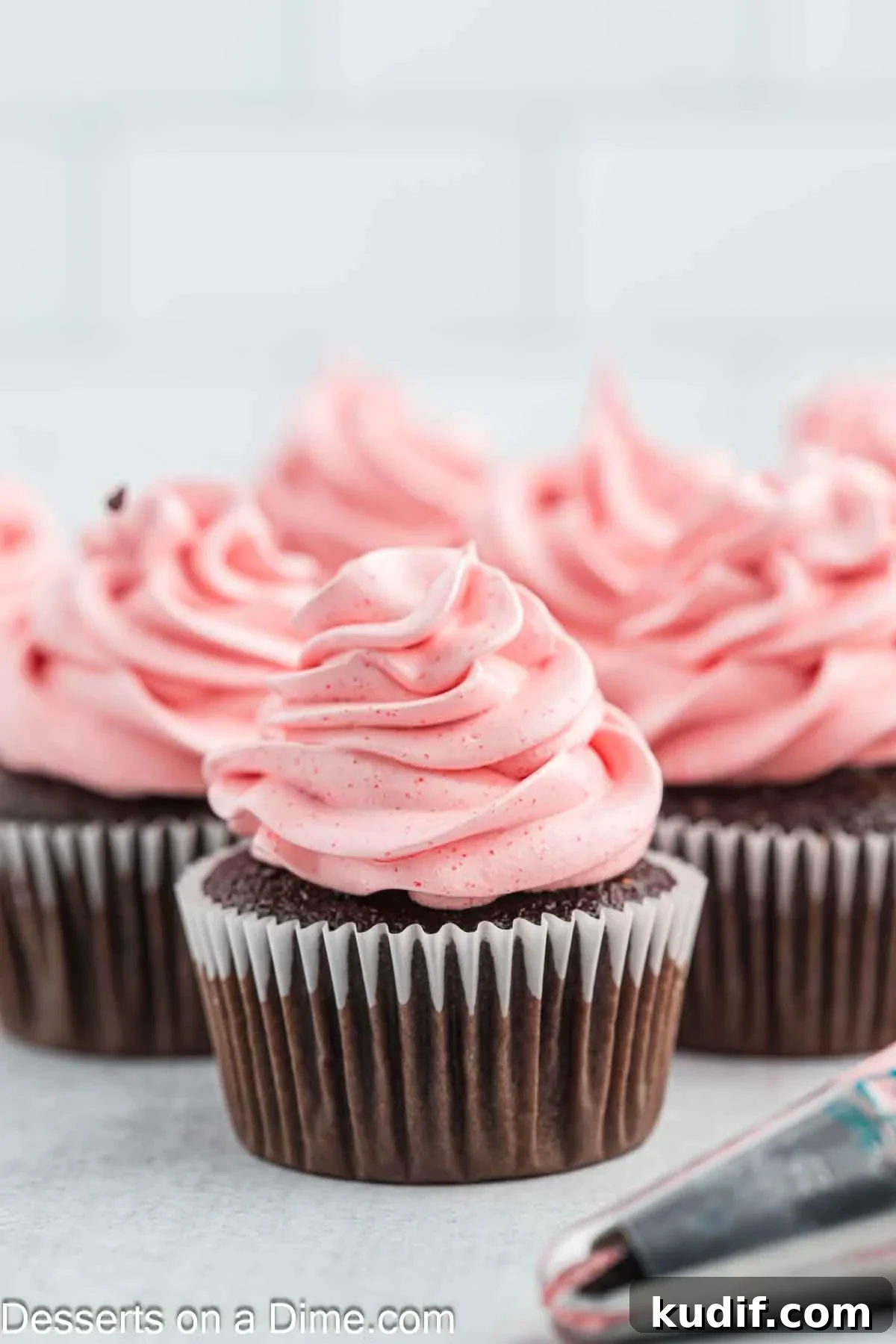 Gelatin Frosting Recipe: Smooth, Vibrant Jello Icing Ideas 6 Cupcakes on a platter with Jello frosting.
