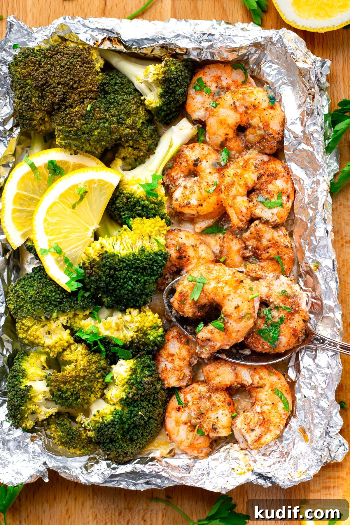 21 Macro-Friendly Meal Prep Ideas Under 500 Calories 4 Baked Shrimp and Broccoli Foil Packs
