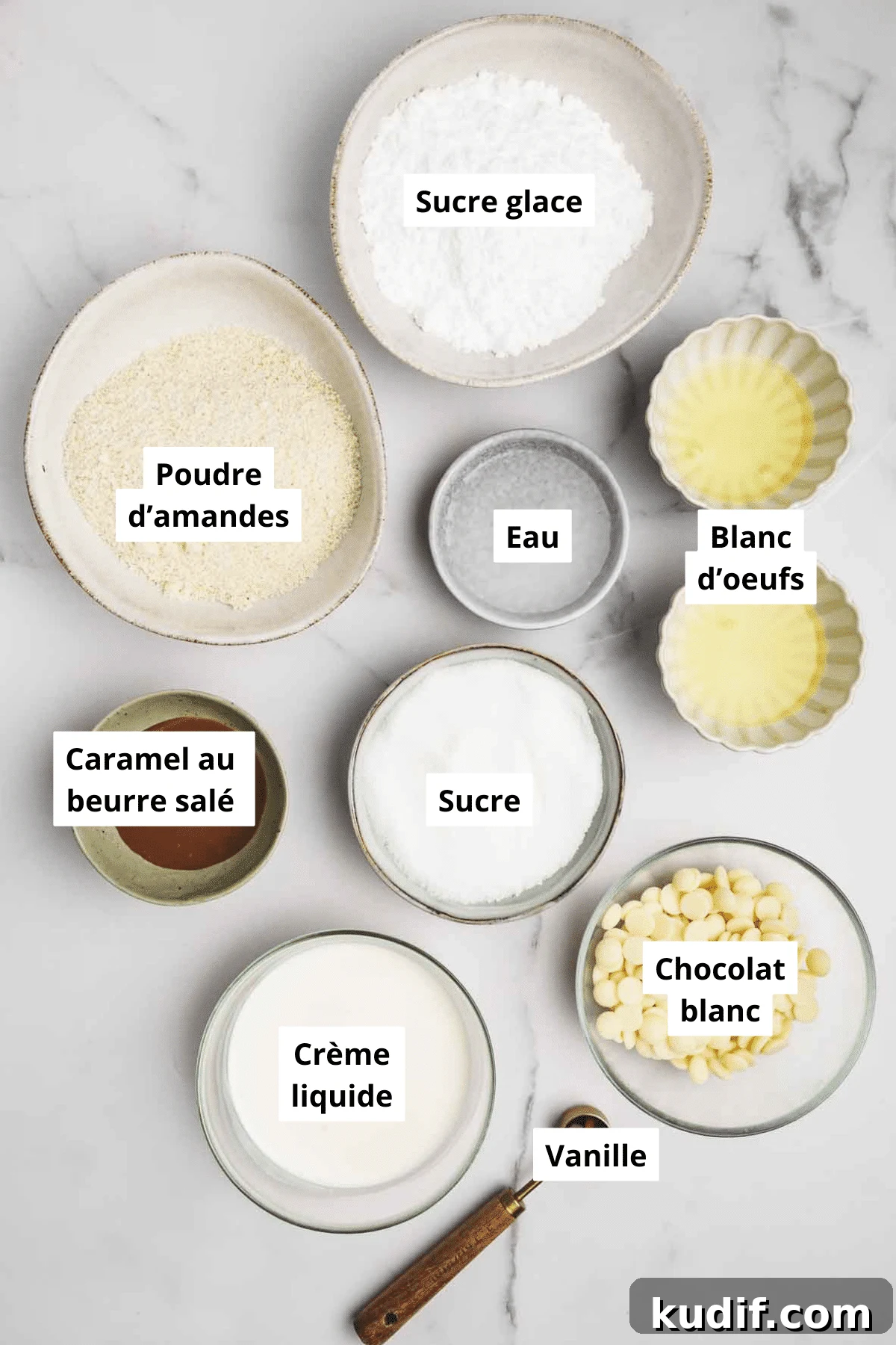Salted Caramel Macarons: Classic French Dessert Recipe 3 bols avec des ingrédients