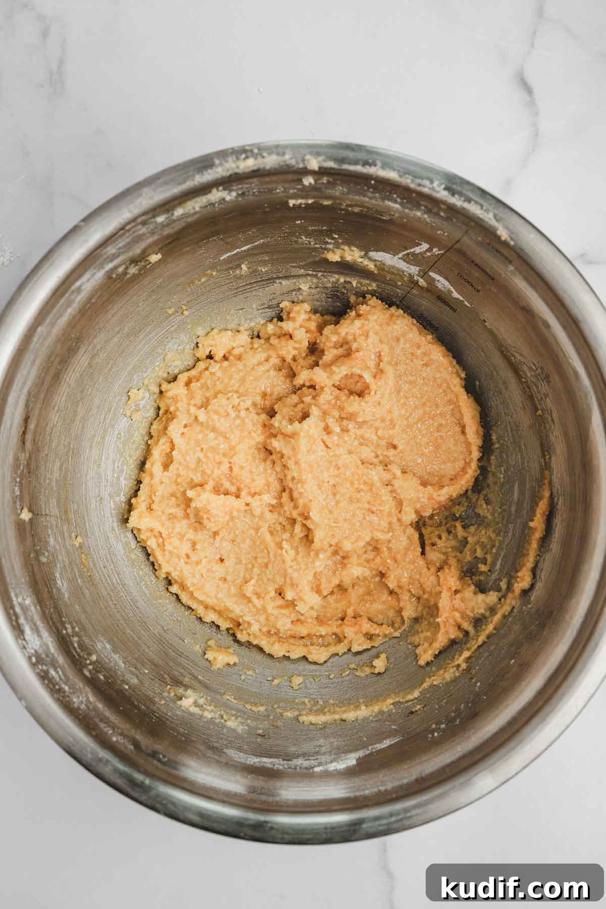 Salted Caramel Macarons: Classic French Dessert Recipe 5 saladier avec mélange tant pour tant
