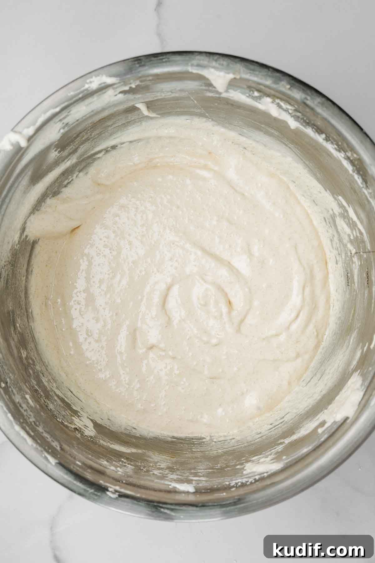 Salted Caramel Macarons: Classic French Dessert Recipe 9 saladier avec pâte à macaron