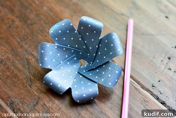 We R Memory Keepers Flower Punch Board